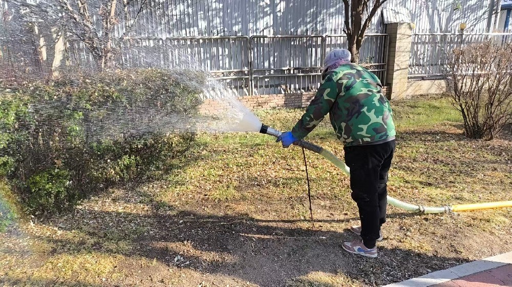 公用事业公司积极开展园区绿植冬灌工作